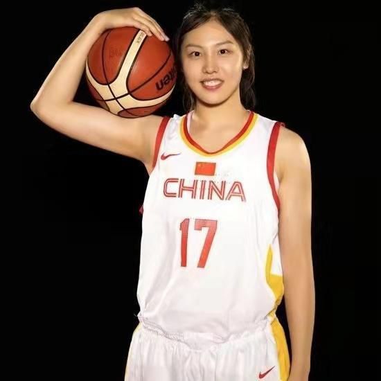 美女露出尿口让男生捅